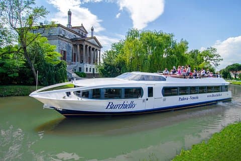 Il Burchiello in front of Villa Foscari