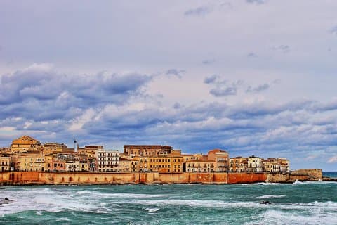 Transfer from Catania airport to Syracuse Ortigia with Walk Around Sicily transfer, excursion and limo