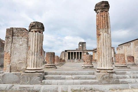 Transfer with stop in Pompeii from Naples to Amalfi Coast&Sorrento