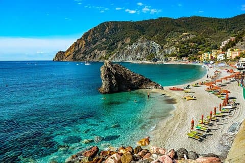 Monterosso Fegina con Punta Mesco sullo sfondo