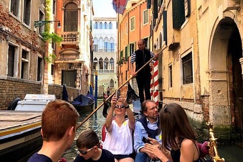 Morning Walking Tour of Venice with Gondola Ride