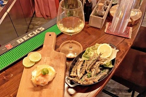 Bruschetta, fried anchovies and white wine