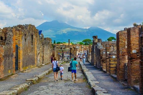 Walking trough Pompeii streets