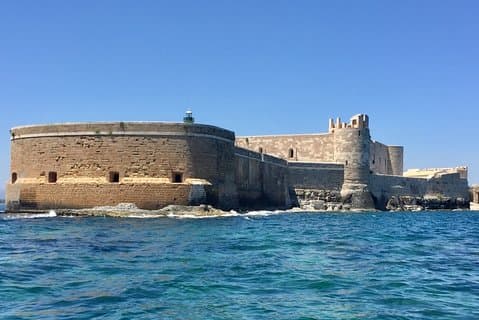 Boat tour Ortigia, sea caves and Pillirina 2h
