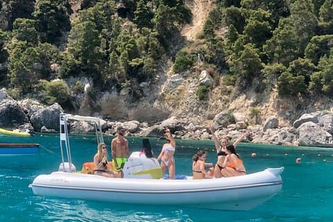 Relax on our modern private boat with both shaded & sunbathing areas.