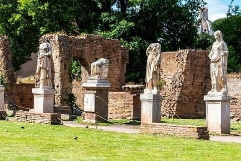 Women in Ancient Rome with Colosseum Forum & Palatine Hill