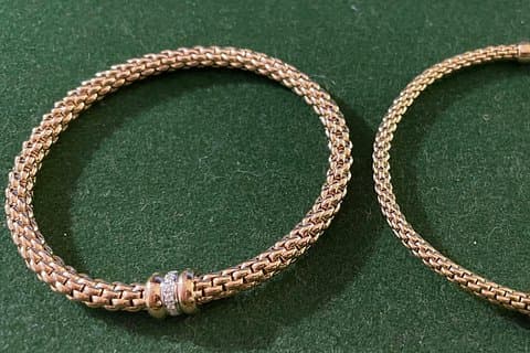 Stretchy 18k gold bracelets without elastic!