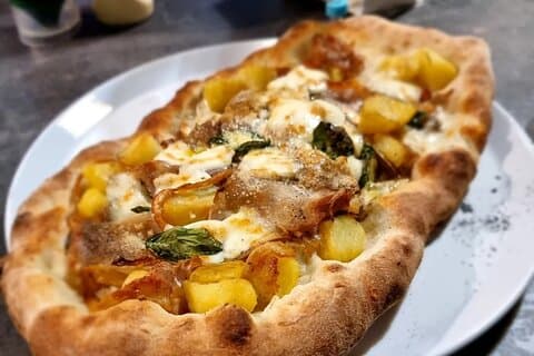 Pizza patate, porchetta e provola