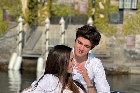surprise your partner with a romantic boat ride in front of Villa Balbianello !