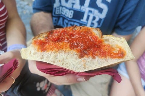 Enjoy genuine Roman food and learn its history while your tastebuds are enticed. Let yourself be amazed by our street food and the history behind our charming city.
