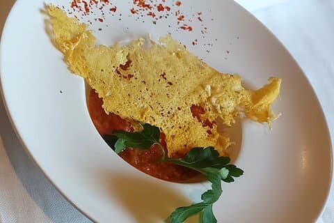 Pappa al pomodoro con cialdina di pecorino croccante