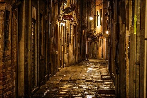 Guided Walking Tour to The Haunted Paths of Venice + Ebook