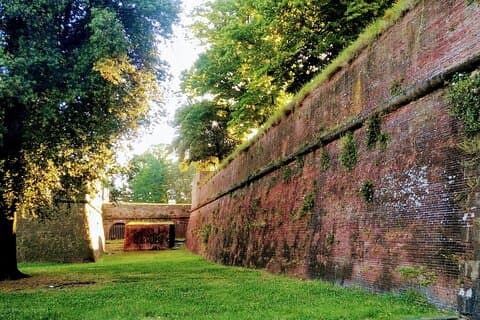 Lucca and Optional Wine Tasting Private Tour from Livorno Port