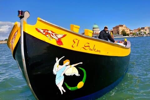 The boat Bragozzo el Sultan also has a canopy to shelter you from the sun
