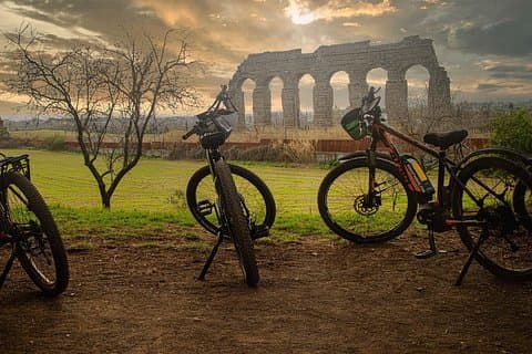 Deluxe Appian Way Bike Tour with Catacombs and Traditional Lunch