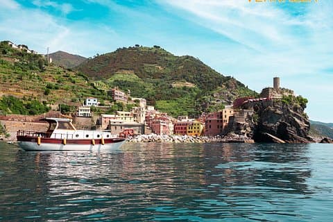 Boat tour in Cinque Terre from La Spezia with lunch on board