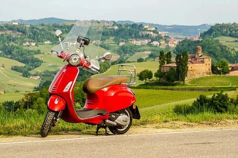 Vespa in Barolo