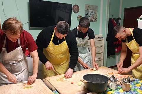 Bologna: Tagliatelle & Ragù Home Cooking Class with wine