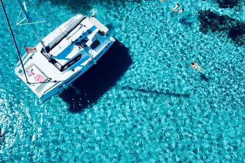 From Stintino: 3-hour catamaran tour with aperitif off La Pelosa