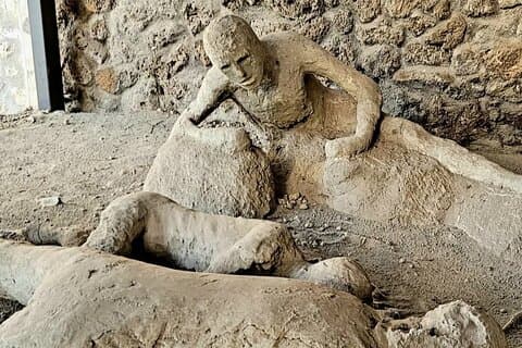 Visit Pompeii bus roundtrip with ticket