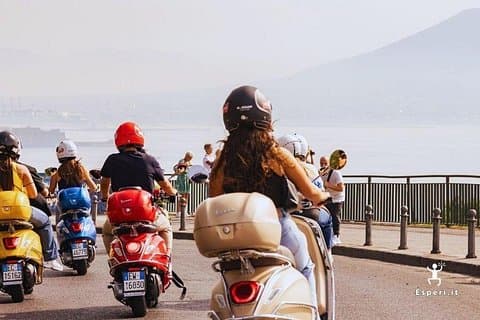 Esplora Napoli in Vespa con il tuo gruppo di amici e lasciati sorprendere da un’esperienza autentica e divertente.
