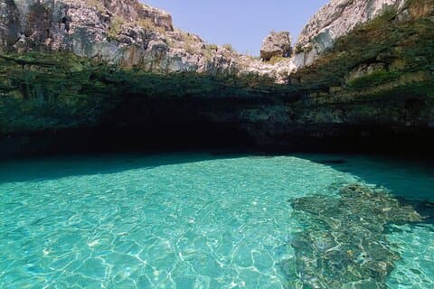 The River Cave, characterized by a freshwater spring from which it takes its name, has a sandy bottom. Well exposed to the sun, it shows spectacular reflections and light effects