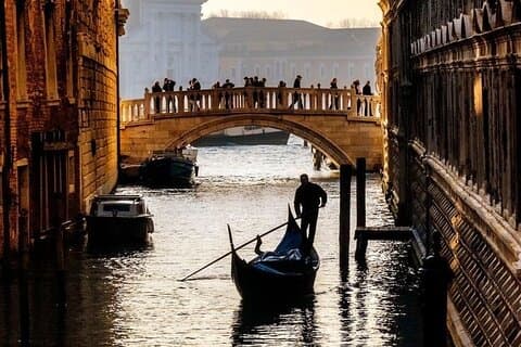 Venice: 1-Hour VIP Private Gondola Ride with Champagne & Photos