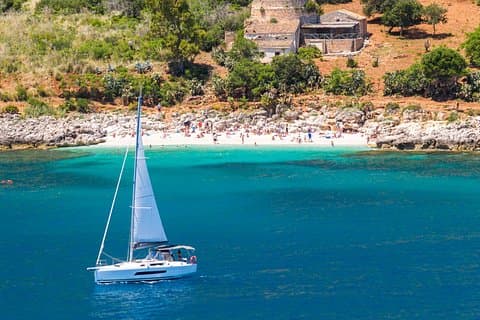 6H Tour with lunch on a sailing boat at the Zingaro and Scopello