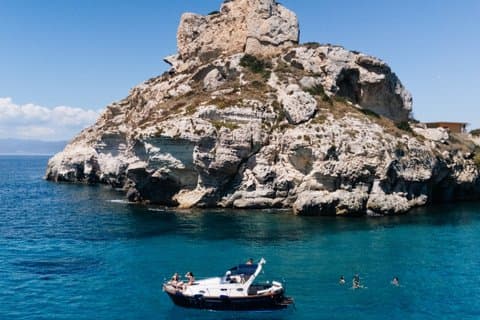 Experience in a typical gozzo between hidden coves and aperitif