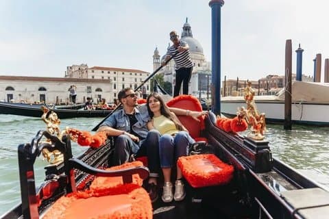 Full Day Private Venice Tour from Milan with Free Photography