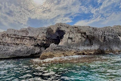 Ortigia Island and Sea Caves Boat Tour with Prosecco