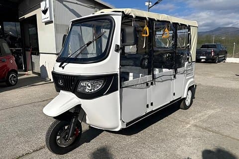 Rome Highlights Electric Tuk Tuk Tour with Photoshoot