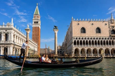 Venice: Private Romantic Gondola Ride under the Bridge of Love