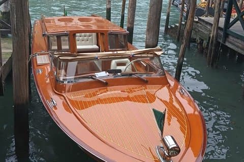 Magic Lagoon: Murano, Burano and Torcello in water taxi with guide