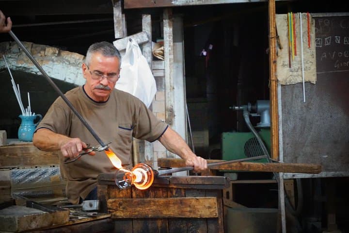 Enjoy the free glass demonstration