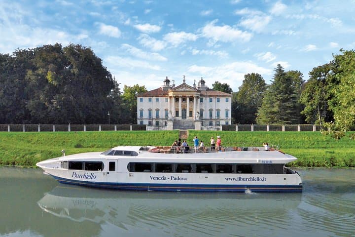 Il Burchiello in front of Villa Giovanelli