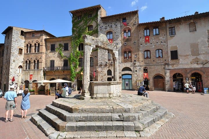 Piazza in San Gimignano