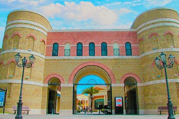 Outlet Entrance