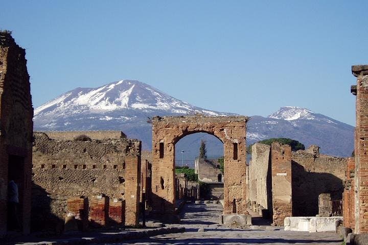 Discover the ruins of Pompeii