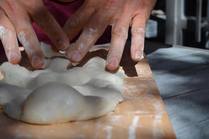 Making pizza dough