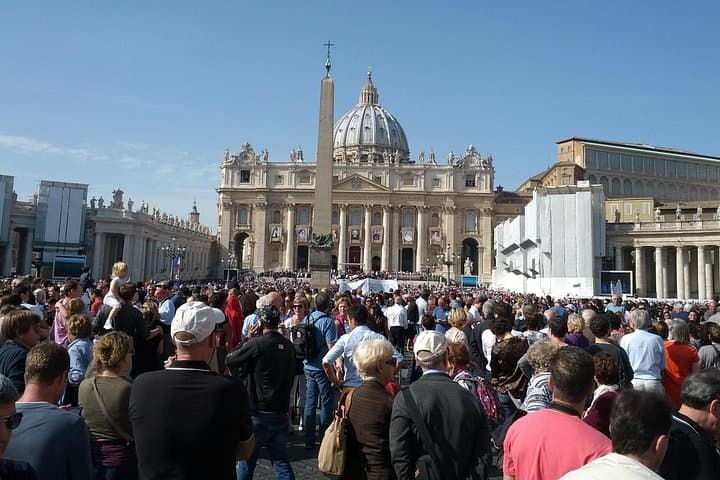Saint Peter's Basilica. People are waiting to see the white smoke during the new pope election ( that call Conclave )