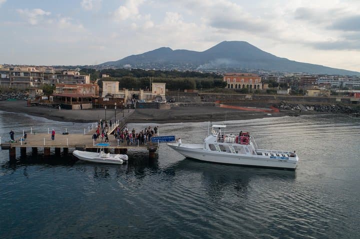 Departure from Bourbon dock of Villa Favorita