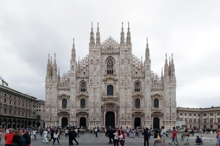 Milan Private Tour with Duomo Entry and Hotel Pick up