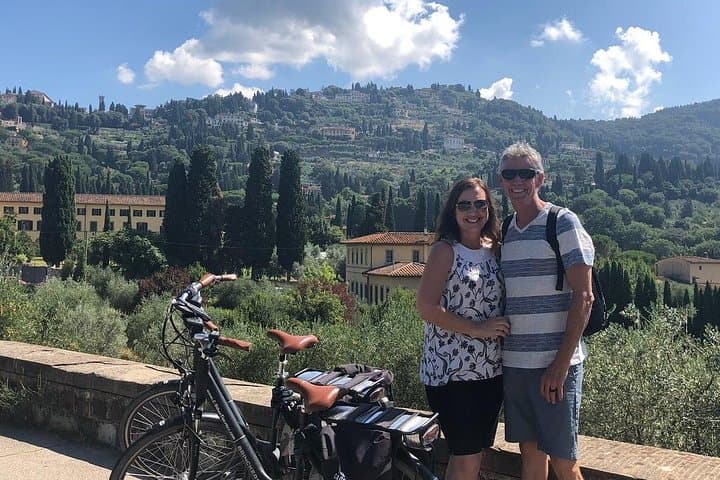 Private Self-Guided E-Bike Ride in Tuscany with Vineyard Visit