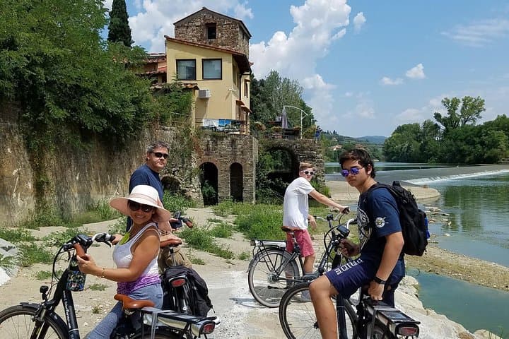 Private Self-Guided E-Bike Ride in Tuscany with Vineyard Visit