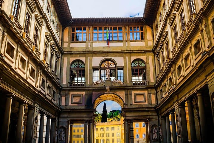 Florence: Early morning semi-private Uffizi Gallery guided experience