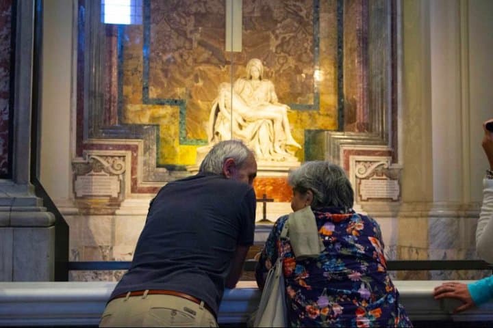 Love birds overlooking the Pietà