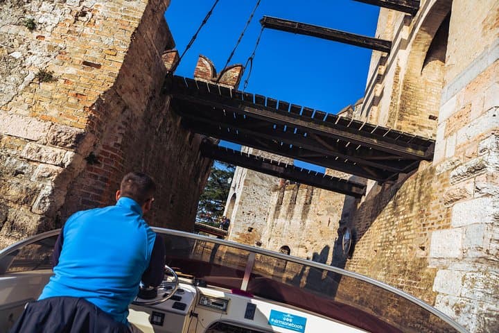 Passing under the Scaligero Castle's bridges