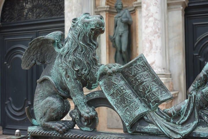 Visiting Venice is an art, don't be tourists but travelers