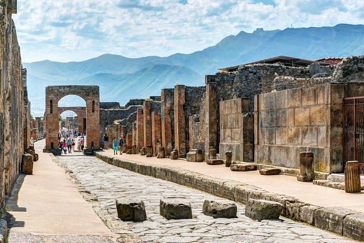 Pompeii and Positano Private Tour from your Hotel in Rome